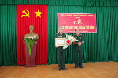Đại tá Nguyễn Văn Dũng - Phó Chính ủy BĐBP tỉnh - trao Huy hiệu Đảng cho đồng chí Trịnh Văn Dụm