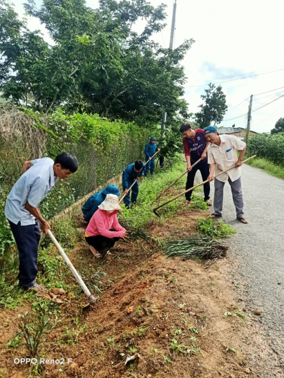 Các ủy chi bộ và nhân dân phát hoang, dọn dẹp vệ sinh tuyến đường trong ấp