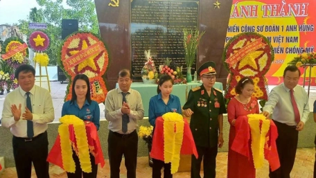 Khánh thành “Đài Vinh danh chiến công-tưởng niệm Anh hùng liệt sĩ” tại Sóc Con Trăng