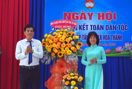 Đồng chí Nguyễn Thị Xuân Hương - Trưởng Ban Tuyên giáo Tỉnh uỷ tặng hoa chúc mừng lãnh đạo phường Hiệp Tân