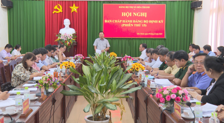 Đồng chí Trần Văn Khải - Tỉnh uỷ viên, Bí thư Thị uỷ phát biểu kết luận Hội nghị