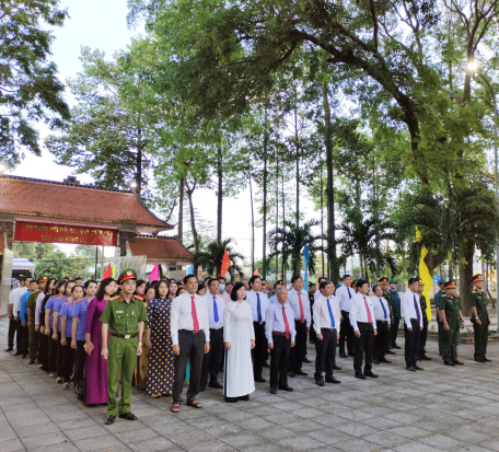 Huyện ủy - HĐND - UBND - UB MTTQ Việt Nam huyện Châu Thành viếng và dâng hương tại Nghĩa trang Liệt sĩ huyện.