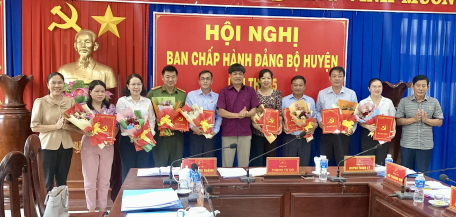 Tân Biên: Công bố Quyết định chỉ định bổ sung Ủy viên Ban Chấp hành Đảng bộ huyện