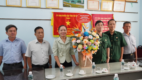 Lãnh đạo Thành uỷ tặng hoa chúc mừng Hội CCB Thành phố nhân ngày thành lập Hội