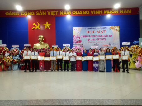 Đồng chí Hà Minh Dảo – Phó Chủ tịch Ủy ban nhân dân thị xã Trảng Bàng trao bằng khen cho các cá nhân