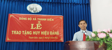 Đồng chí Thân Văn Nhân - Phó Bí thư Thường trực Huyện ủy, Chủ tịch Hội đồng nhân dân huyện trao Huy hiệu Đảng cho các đảng viên thuộc Đảng bộ xã Thanh Điền, xã Hảo Đước.