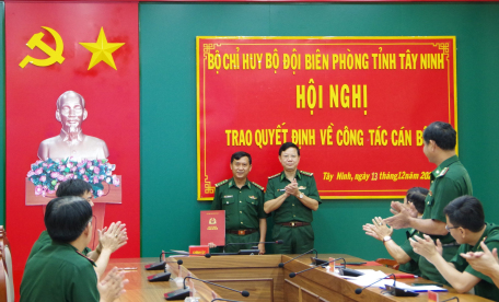 Đại tá Phạm Đình Triệu - Bí thư Đảng uỷ, Chính uỷ BĐBP tỉnh trao Quyết định chờ hưu cho Thượng tá Nguyễn Văn Xúc