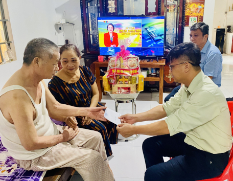 Bí thư Thành uỷ Lê Minh Thế thăm, tặng quà Tết cho các gia đình chính sách