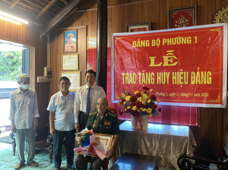 Thành phố Tây Ninh: Trao tặng Huy hiệu 75 năm tuổi Đảng cho đảng viên
