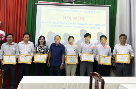 Đồng chí Nguyễn Văn Phong (thứ 4 từ trái sang) trao giấy khen cho các tập thể
