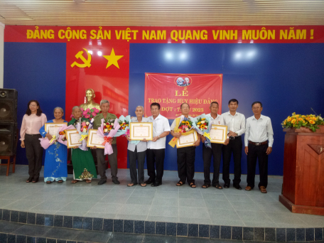 Bí thư Thị ủy Trảng Bàng trao Huy hiệu Đảng cho đảng viên tại phường An Tịnh