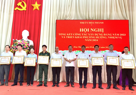 Đồng chí Trần Văn Khải (thứ 5 từ phải qua) tặng Giấy khen cho các tổ chức cơ sở Đảng đạt tiêu chuẩn hoàn thành xuất sắc nhiệm vụ