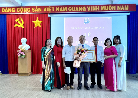 Đồng chí Thân Văn Nhân - Phó Bí thư Thường trực Huyện ủy, Chủ tịch Hội đồng nhân dân huyện trao Huy hiệu 30 năm tuổi Đảng cho đảng viên Lê Bá Quế.