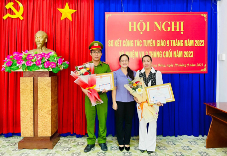 Đại úy Lê Vũ Khanh (bên trái) được Chủ tịch Ủy ban nhân dân tỉnh tặng Bằng khen  do có thành tích xuất sắc trong học tập và làm theo Bác, năm 2023