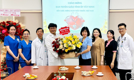 Ban Tuyên giáo Tỉnh uỷ chúc mừng cán bộ, y, bác sĩ nhân kỷ niệm 69 năm Ngày Thầy thuốc Việt Nam