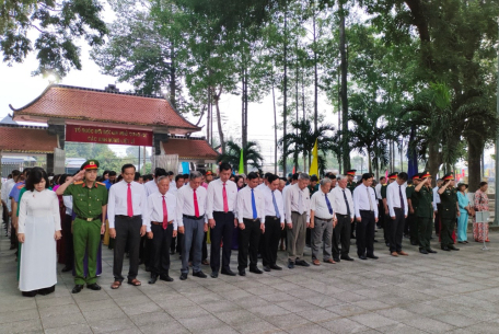 Huyện Châu Thành tổ chức viếng và dâng hương tại Nghĩa trang Liệt sĩ huyện.