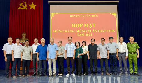Huyện Tân Biên tổ chức họp mặt mừng Đảng, mừng Xuân Giáp Thìn năm 2024