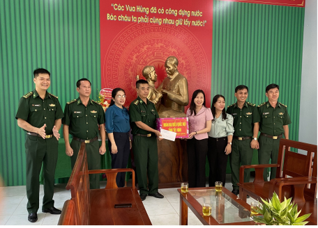Đoàn đại biểu Quốc hội tỉnh thăm cán bộ, chiến sĩ Đồn Biên phòng Tân Hà
