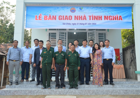 Phó Bí thư Thường trực Tỉnh ủy dự Lễ bàn giao Nhà tình nghĩa cho gia đình chính sách tại xã Tân Hội, huyện Tân Châu