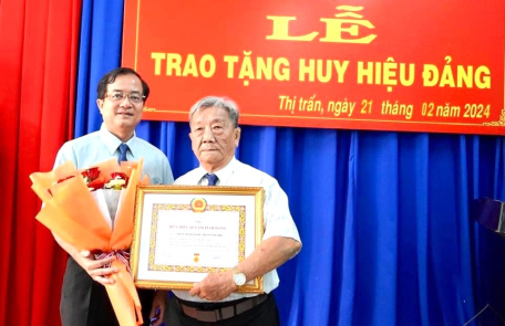 Đồng chí Nguyễn Hồng Thanh - Ủy viên Ban Thường vụ Tỉnh ủy - Trưởng Ban Nội chính Tỉnh ủy trao Huy hiệu 60 năm tuổi Đảng cho đảng viên Trân Minh Danh