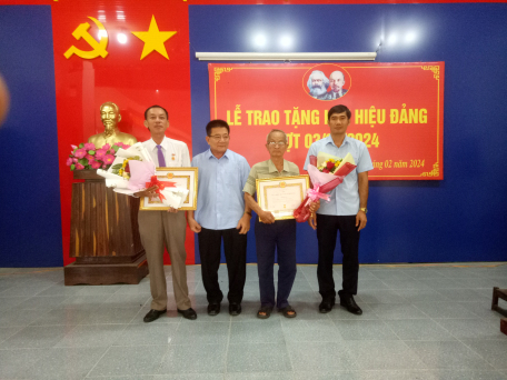 Đồng chí Võ Văn Dũng – Bí thư Thị ủy Trảng Bàng (thứ hai, từ trái qua) trao tặng Huy hiệu 60, 30 năm tuổi Đảng cho đảng viên