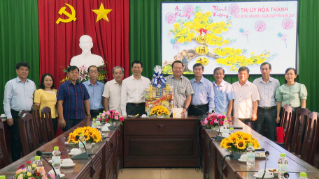 Đồng chí Nguyễn Mạnh Hùng tặng quà cho lãnh đạo thị xã Hoà Thành