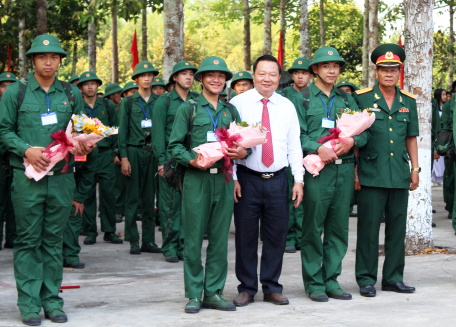 Đồng chí Trần Văn Khải– Tỉnh uỷ viên, Bí thư Thị uỷ (áo sơ mi trắng) tặng hoa động viên các tân binh