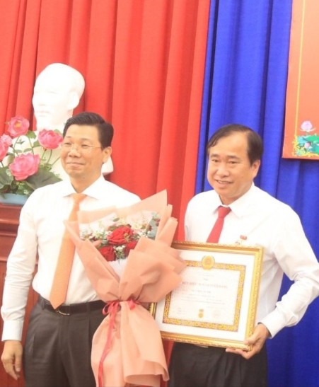 Phó Bí thư Tỉnh ủy Nguyễn Mạnh Hùng dự trao Huy hiệu 30 năm tuổi Đảng cho Chủ tịch UBND huyện Gò Dầu