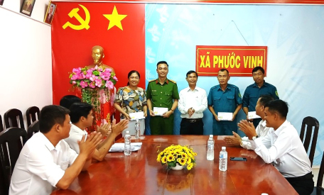 Đồng chí Thân Văn Nhân (đứng giữa) tặng quà các lực lượng trực sẵn sàng chiến đấu trên địa bàn xã Phước Vinh.