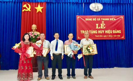 Đồng chí Thân Văn Nhân - Phó Bí thư Thường trực Huyện ủy, Chủ tịch Hội đồng nhân dân huyện Huy hiệu Đảng cho đảng viên Đảng bộ xã Thanh Điền