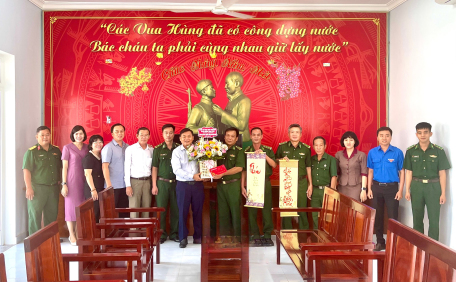 Huyện Dương Minh Châu: Tổ chức Đoàn công tác thăm, chúc mừng  các đồn biên phòng trên địa bàn huyện Tân Châu