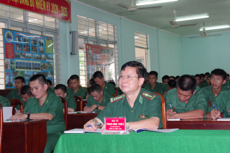 Đại tá Phạm Đình Triệu - Bí thư Đảng uỷ, Chính uỷ Bộ đội Biên phòng tỉnh dự giờ giảng dạy chính trị tại tiểu đoàn huấn luyện cơ động