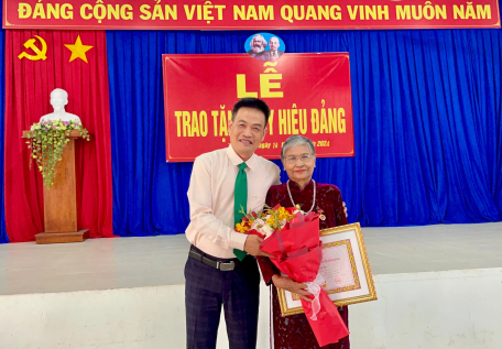 Bí thư Huyện ủy Tân Biên Thành Từ Dũ trao Huy hiệu 60 năm tuổi Đảng cho Đảng viên thuộc Đảng bộ xã Tân Bình