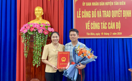 Tân Biên trao quyết định bổ nhiệm Chánh văn phòng HĐND và UBND huyện