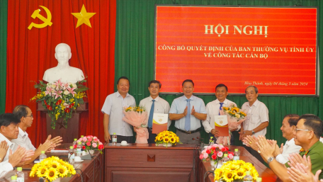 Phó Bí thư Tỉnh uỷ, Chủ tịch UBND Nguyễn Thanh Ngọc: Trao quyết định của Ban Thường vụ Tỉnh uỷ về công tác cán bộ