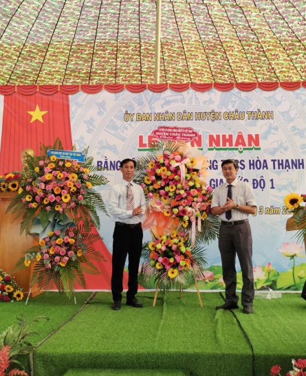 Đồng chí Trương Văn Hoàn – Bí thư Huyện uỷ Châu Thành dự Lễ đón nhận Bằng công nhận đạt chuẩn Quốc gia mức độ 1 của Trường THCS Hoà Thạnh.