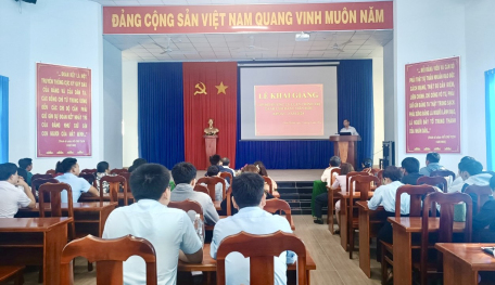 Ban Tuyên giáo Huyện ủy tổ chức Lễ khai giảng Lớp bồi dưỡng lý luận chính trị dành cho đảng viên mới Khóa I năm 2024.
