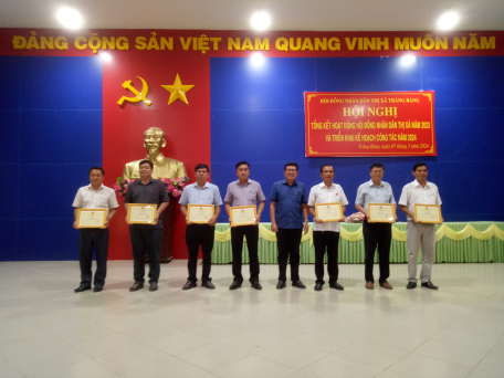 Đồng chí Hồ Văn Hồng – Phó Bí thư Thường trực Thị ủy, Chủ tịch Hội đồng nhân dân thị xã Trảng Bàng trao giấy khen cho các cá nhân