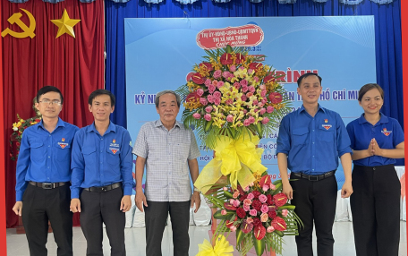 Đồng chí Nguyễn Văn Phong (thứ 3 từ trái sang) tặng hoa chúc mừng Chương trình