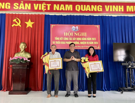 Đồng chí Trần Văn Khuê - Bí thư Chi bộ (bên trái đầu tiên) nhận giấy khen tập thể Chi bộ hoàn thành xuất sắc nhiệm vụ tiêu biểu năm 2023