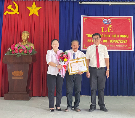 Phó Bí thư Thường trực Thị ủy Trảng Bàng trao Huy hiệu 55 năm tuổi Đảng cho đảng viên tại phường Gia Lộc