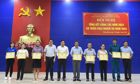 Đồng chí Hồ Văn Hồng - Phó Bí thư thường trực Thị ủy, Chủ tịch HĐND thị xã trao giấy khen cho các tập thể được khen thưởng