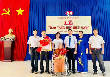Đồng chí Nguyễn Hồng Thanh - Uỷ viên Ban Thường vụ Tỉnh uỷ, Trưởng Ban Nội chính Tỉnh uỷ đến dự và trao Huy hiệu Đảng cho các đảng viên thuộc Đảng bộ xã Thái Bình.
