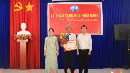 Gò Dầu: Phó Bí thư Thường trực Huyên ủy dự Lễ trao Huy hiệu 55, 45, 30 năm tuổi Đảng
