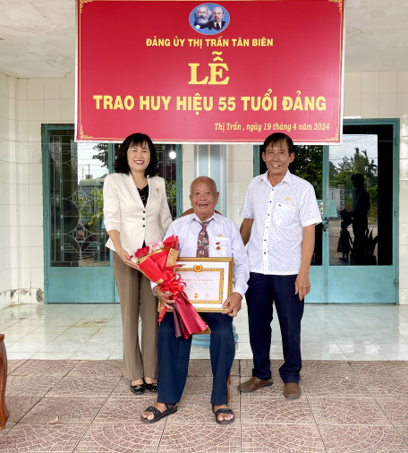 Nguyên Chủ tịch UBND huyện Tân Biên được trao tặng Huy hiệu 55 năm tuổi Đảng