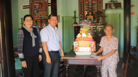 Đồng chí Võ Đức Trong – Chủ tịch Ủy ban MTTQ Việt Nam tỉnh thăm, tặng quà gia đình chính sách