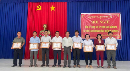Đồng chí Lê Hoài Hận (đứng đầu tiên bên phải) nhận giấy khen Hội nghị tổng kết công tác xây dựng Đảng năm 2023 và triển khai phương hướng, nhiệm vụ năm 2024