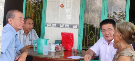Bí thư Thị ủy Trảng Bàng thăm các gia đình chính sách tại phường Lộc Hưng