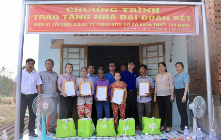 Phó Bí thư Thường trực Huyện uỷ Gò Dầu dự trao tặng nhà đại đoàn kết cho hộ nghèo