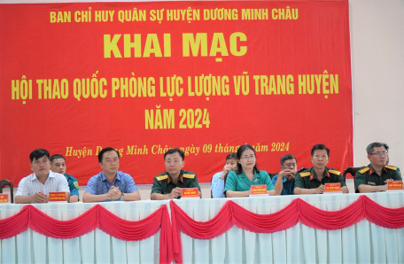 Đồng chí Huỳnh Vương Hiếu - Phó Bí thư Huyện uỷ, Chủ tịch UBND huyện (thứ ba từ phải sang) dự khai mạc Hội thao